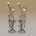 Magnífico par de luminárias de mesa  anos 1950, exemplar autêntico  preservado em estado inteiramente original,  estrutura de metal com delicados braços curvilíneos em latão, harmoniosamente integrados às bases circulares laqueadas em tom rosa suave, característica cromática refinada e pouco comum. As cúpulas metálicas superiores, de perfil amplo e levemente abaulado, conferem presença escultural e distribuição equilibrada da luz, enquanto os difusores internos em formato de copo de flor estilizada evidenciam o cuidado estético e a sofisticação do desenho. Discretas marcas de pontos desgastados na pintura original, valorizando ainda mais o objeto de época. Parte elétrica revisada e funcionando. 32x27 cm