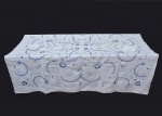 Toalha de mesa ricamente decorada com ponto cheio em tons de azul. Acompanha 6 guardanapos. 1 desbotado. Guardanapos 20x22 cm/ Toalha 140x140 cm