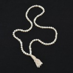 Peça de carater devocional de pérolas barrocas encordoadas de forma continua  com pingente em tessel. 27 cm comp.