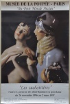 Cartaz fotográfico de exposição, assinado por Guido Odhin, produzido para o Musée de la Poupée  Paris. Intitulado Les cachottières  lunivers précieux des demi-figurines en porcelaine, o cartaz divulga a exposição realizada entre 26 de novembro de 1996 e 2 de março de 1997, em Paris. Impressão original, com tipografia elegante e linguagem visual característica da museografia francesa dos anos 1990.  60x40 cm