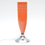 Luminária de mesa de desenho marcadamente modernista, caracterizada de perfil esguio. Corpo cilíndrico em metal laqueado na cor laranja, com perfurações geométricas regulares na parte superior, que criam interessante jogo de luz e sombra quando acesa, base circular em metal cromado, de acabamento espelhado, conferindo grande contraste visual e estabilidade ao conjunto. Composição contemporânea do design moderno, de forte presença decorativa. Apresenta imperceptíveis mossas. Fiação revisada e funcionando. 32,5x13,5 cm