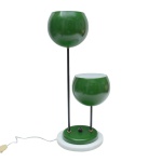 Luminária característica dos anos 1960, composta por duas cúpulas  na cor verde, de formato arredondado e posturas assimétrica, criando  um jogo visual leve e moderno, típico do período. Base circular, também em verde, é sobreposta em  disco inferior de mármore branco. Reverso do mármore apoiado em 4  delicados pés cromados. Fiação revisada e funcionando. 59x21 cm
