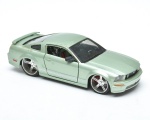 MAISTO - Carro em miniatura Ford Mustang em metal e plastico rígido na cor verde. AusÊncia do volante e retrovisor esquerdo. Marcas de uso e do tempo.  20x9x6 cm.
