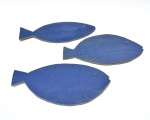 Lote contendo 3 peixes em cerâmica esmaltada em tons azuis, para decoração com detalhes sutis em relevo e pequenos pontos de furação. Marcas do tempo. 37x20 cm (maior).