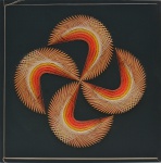 String art  - Quadro de  linhas tensionadas sobre base rígida, com pinos metálicos e fios coloridos. Neste exemplar, Elon S. Cerqueira explora a repetição modular e o entrelaçamento preciso de linhas nas cores vermelho, amarelo e branco, dispostas em movimentos circulares e helicoidais. O fundo escuro intensifica o contraste cromático e valoriza a percepção de profundidade, enquanto a composição simétrica sugere dinamismo contínuo, próxima  da arte cinética e da op art. A assinatura elon e a etiqueta do ateliê no verso confirmam a autoria e a produção brasileira. 60x60 cm