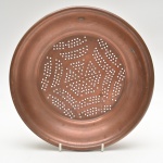 Europa, séc. XIX/XX - Rara peneira em espesso cobre , corpo circular de fundo perfurado, bordas levemente elevadas e reforçadas. Estrutura sólida, bem conservada, com pátina de época preservada.  24x5 cm