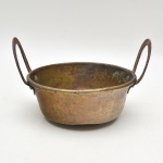 Antigo tacho de bronze com pegas de metal. Apresenta moças. Marcas de uso e do tempo. 27,5x22x17 cm.