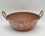Tacho de espesso cobre martelado com alças de bronze. 34x19 cm total com alças