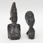 Par de esculturas representando bustos femininos africanos talhados em madeira maciça em tonalidade escura. 19x7x5cm.