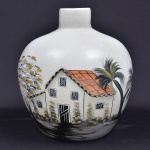 Vaso artístico de cerâmica craquelê, com bojo acentuado, decoração campestre e destaque para inusitado telhado em alto-relevo.  25x Diametro 24 cm.