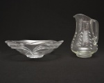 Conjunto em cristal transparente composto por: centro de mesa com forma orgânica de pétalas suaves e jarra refresqueira com alça lateral e bico vertedor pronunciado,e aplicação decorativa de folhas foscas gravadas a ácido. 29x8  /  21x15 cm