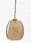 Anos 70/80 - Lustre pendente em metal dourado com estrutura facetada composta por 4 painéis de vidro fosco em tom âmbar, decorados com delicado motivo floral . Metal com desgaste da douração. 54x20x20 cm medida total com corrente