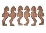 Imponente conjunto de 6 esculturas ornamentais talhadas em madeira maciça, representando figuras fantásticas de corpo sinuoso e cabeças leoninas, com traços vigorosos e estilizados. Exibem entalhe artesanal, com volumetria acentuada e detalhamento nas crinas, folhagens e patas, remetendo à estética neoclássica e ebanista do século XIX, inspirada em ornamentos arquitetônicos. Possivelmente pernas de console, suporte de mobiliário ou ornamentos de escadaria. Medidas: 56 x 18 x 6