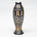 Grecia Antiga - vaso de ceramica retrô com tonalidade preta destacando em dourado base com peixes e borda com passaros e mais importante, "dança  de iniciação ao culto das deusas agrícolas". * Os Mistérios de Elêusis, também conhecidos como Mistérios Eleusinos, eram ritos de iniciação ao culto das deusas agrícolas, que se celebravam em Elêusis, localidade da Grécia próxima a Atenas. 27x9 cm