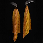 Par de brincos em malha dourada, esmaltado com tons de amarelo. 10x11 cm