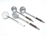 Conjunto de utensílios antigos em alumínio, composto por conchas e escumadeiras de diferentes formatos, com cabos longos e empunhaduras isolantes. Marcas de uso.  37 cm (maior).