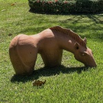 Escultura de barro para jardim com representação de cavalo. Maras do tempo, no estado (intemperismo). 95x52x50 cm.