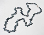 Exuberante e longo colar de pérolas de grosso calibre com tons esverdeados.  Fecho de prata em "S". Perolas de +- 10 mm.  50 cm fechado