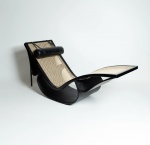 OSCAR NIEMEYER - Chaise Longue Rio - Excepcional chaise de balanço confeccionada em madeira curvada e palhinha, laqueada na cor preta, c. 1970, apresenta selo da Fundação Oscar Niemeyer. Med.: 88x176x60 cm. Reproduzida nas páginas 231 a 235 do livro Oscar Niemeyer - Obras y Projetos ( Works and Projects ), de Josep M. Botey (Barcelona: Gustavo Gill, 1996); e nas páginas 60 e 61 do livro O móvel Moderno no Brasil, de Maria Cecília Loschiavo dos Santos (São Paulo: Studio Nobel-Fapesp- Edusp, 1995).