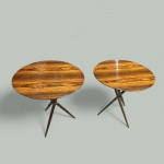 SÉRGIO RODRIGUES - Mesa Janete. Par de lindas mesinhas laterais confeccionadas em jacarandá com tampo circular e três pés cruzados com acabamentos em metal. Medidas: 65 x 60 cm.