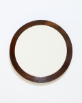 Espelho redondo com moldura em jacarandá maciço. Brasil, ca. 1960. Dimensões: 57,5(D) x 5(P) cm.