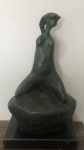 CARYBÉ - "Mulher sentada na pedra", escultura em bronze. Med.: 22 x14x 0,9 cm.