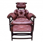 Jean Gillon - Poltrona Jangada com banqueta dos anos 70 em jacarandá maciço com assento em couro na cor vinho , sustentado por rede. Medidas L 93cm X P 110cm x A 82cm.