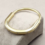TIFFANY & Co  Pulseira Tiffany Lock com um fecho inovador que remete a função de um cadeado. Ouro a