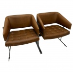 JORGE E ZALSZUPIN - Par de poltrona sênior em couro legitimo pés em metal. Med: 73x57x49cm