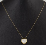 Cordão com grande pingente de 1,5 cm no formato de coração com pedras incolores em 2 tons de ouro 75