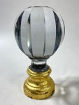 BOULE D'ESCALIER OU PINHA DE ESCADA -FRANÇA, SÉC. XIX - ÉPOCA NAPOLEÃO III, CIRCA 1870 EM CRISTAL LAPIDADO. MEDIDAS:  15 CM DE ALTURA - MARCAS DO TEMPO.