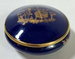 LIMOGES -FRANÇA, CAIXINHA PORTA JOIAS EM PORCELANA LIMOGES COM DECORAÇÃO AZUL COBALTO E OURO REPRESENTANDO CENA GALANTE. MEDIDAS: 7,5 CM
