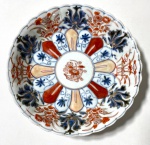 IMARI- JAPÃO, SÉC XIX -PRATO EM PORCELANA IMARI, POSSUI FIO DE CABELO NA PARTE TRASEIRA.