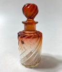 BACCARAT- PERFUMEIRO EM CRISTAL BACCARAT LAPIDAÇÃO BAMBOO TOURS EM VERMELHO DEGRADÊ, CATALOGADO - PERFEITO ESTADO. MEDIDAS: 10 CM