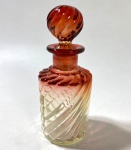 BACCARAT- PERFUMEIRO EM CRISTAL BACCARATCOM  LAPIDAÇÃO BAMBOO TOURS EM VERMELHO DEGRADÊ, CATALOGADO - POSSUI IMPERCEPTIVEL BICADO NA BASE . MEDIDAS : 16 CM