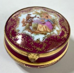 LIMOGES - FRANÇA SÉC XIX - CAIXINHA PORTA JOIAS EM PORCELANA DE LIMOGES, EXCELENTE ESTADO, COR VINHO  E LINDA DECORAÇÃO EM OURO E CENA GALANTE AO CENTRO  . MEDIDAS: 7 CM