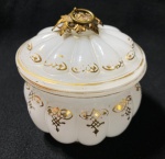 BACCARAT - FRANÇA SEC XIX - BELISSIMA CAIXA EM OPALUNA BRANCA COM FRISOS E ARABESCOS EM OURO E PUXADOR NA TAMPA EM BRONZE CINZELADO. MEDIDAS: 6,5 X 10 CM