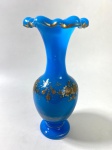 OPALINA BACCARAT - FRANÇA SÉC XIX - VASO EM OPALINA FRANCESA BACCARAT NA COR AZUL E DOURADO COM BORDAS EM FRISO  DOURADO E LINDA GUIRLANDA FLORAL AO CENTRO. MEDIDAS: 25 CM