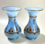 OPALINA BACCARAT - BELÍSSIMO PAR DE VASOS EM OPALINA BACCARAT AZUL COM RICA DECORAÇÃO EM DOURADO. EXCELENTE ESTADO. MEDIDAS: 20 CM