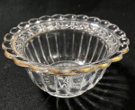 SAINT'LOUIS- PEQUENO BOWL EM CRISTAL SAINT'LOUIS COM DECORAÇÃO DE GUIRLANDAS EM ALTO RELEVO. FAZ PAR COM O LOTE 59. MEDIDAS:  6 x 11 cm