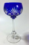 BACCARAT- FRANÇA, SÉC. XIX - CÁLICE PARA VINHO EM CRISTAL BACCARAT COM LAPIDAÇÃO DIAMANTE, NA COR AZUL. MEDIDAS: 17 CM DE ALTURA X 6,5 CM DE BOCAL