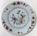 CIA DAS ÍNDIAS - PADRÃO IMARI -SÉCULO XVIII, PERIODO QIANLONG - ( 1736-1795) PRATO EM PORCELANA. POSSUI UM FIO DE CABELO NA PARTE TRASEIRA. MEDIDAS: 22 CM