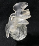 LALIQUE- ICÔNICO PERFUMEIRO LALIQUE EM CRISTAL TORCIDO E TAMPA REPRESENTADO POR DOIS PÁSSAROS, ASSINADO E CATALOGADO LALIQUE. MEDIDAS: 11 CM