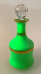 OPALINA BACCARAT E URALINA - FRANÇA SÉC XIX - RARA GARRAFA EM OPALINA BACCARAT E URALINA  NA COR VERDE COM DECORAÇÃO EM FRISO DOURADO. MEDIDAS: 25 CM