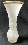 OPALINA BACCARAT- FRANÇA, SÉC XIX - VASO EM OPALINA BACCARAT EM BRANCO  COM FRISO DOURADO E MOTIVOS DE PARREIRAS E UVAS EM ALTO RELEVO, REPRODUZIDO NO CATÁLOGO DA BACCARAT.  MEDIDAS: 20 CM