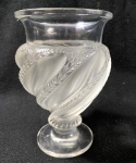 LALIQUE - VASO EM CRISTAL  SATINÊ LALIQUE  COM DECORAÇÃO EM ALTO RELEVO, ASSINADO E CATALOGADO . MEDIDAS: 14,5 CM  VER DESC.