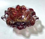 ITALIA - PROVAVELMENTE SEGUSO - CENTRO DE MURANO VERMELHO COM PÓ DE OURO. MEDIDAS: 17 CM