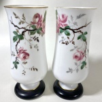 OPALINA BACCARAT - FRANÇA SÉC XIX -Belíssimo para de vasos em opalina Baccarat, decoração floral, base preta.  Medidas:  25 cm de altura