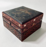 CAIXA JAPONESA EM LACA VERMELHA E NEGRA COM INCRUSTAÇÕES DE MADRE-PÉROLA -  RETANGULAR EM LACA POLICROMADA VERMELHA E NEGRA, DECORADA COM CENA TRADICIONAL DE CORTE IMPERIAL E DETALHES DOURADOS EM OURO FINO (APLICAÇÃO MAKIE). INCRUSTAÇÕES DE MADRE-PÉROLA EM FORMATO DE NÚVENS E ELEMENTOS FLORAIS. PEÇA DE RARO REQUINTE REPRESENTATIVO DO JAPÃO - COM QUEBRA- VEJA FOTOS MEDIDAS: 10 X 17 X 17 CM