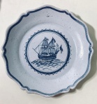 PRATO GRES DECORADO COM NAVIO PINTADO Á MÃO. ESMALTADO EM TOM AZUL-CLARO, COM PINTURA CENTRAL REPRESENTANDO NAVIO À VELA SOBRE O MAR, ORLA RECORTADA E DECORAÇÃO ESTILO ARCAICO. VERSO VIDRADO. MEDIDAS: 3 X 24 CM